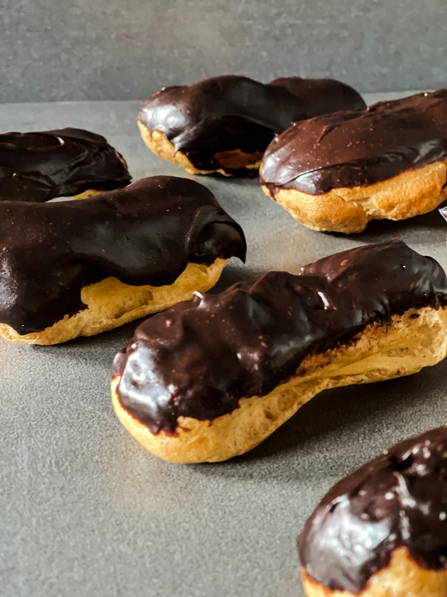 Eclair de Crema Pastelera y Chocolate