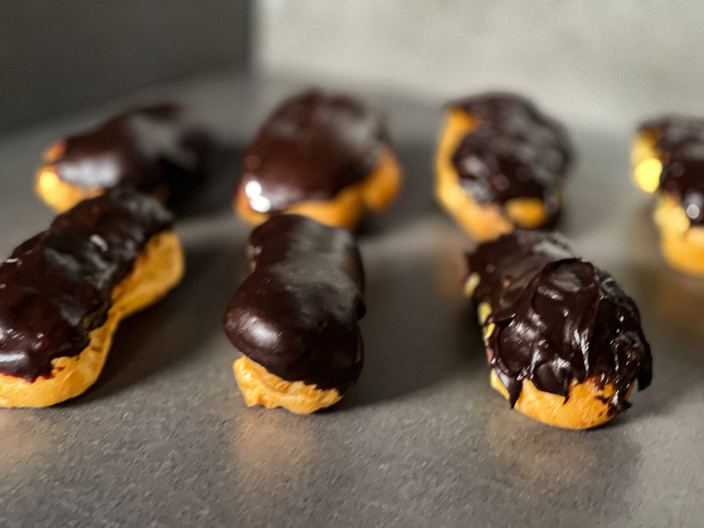 Eclair de Crema Pastelera y Chocolate